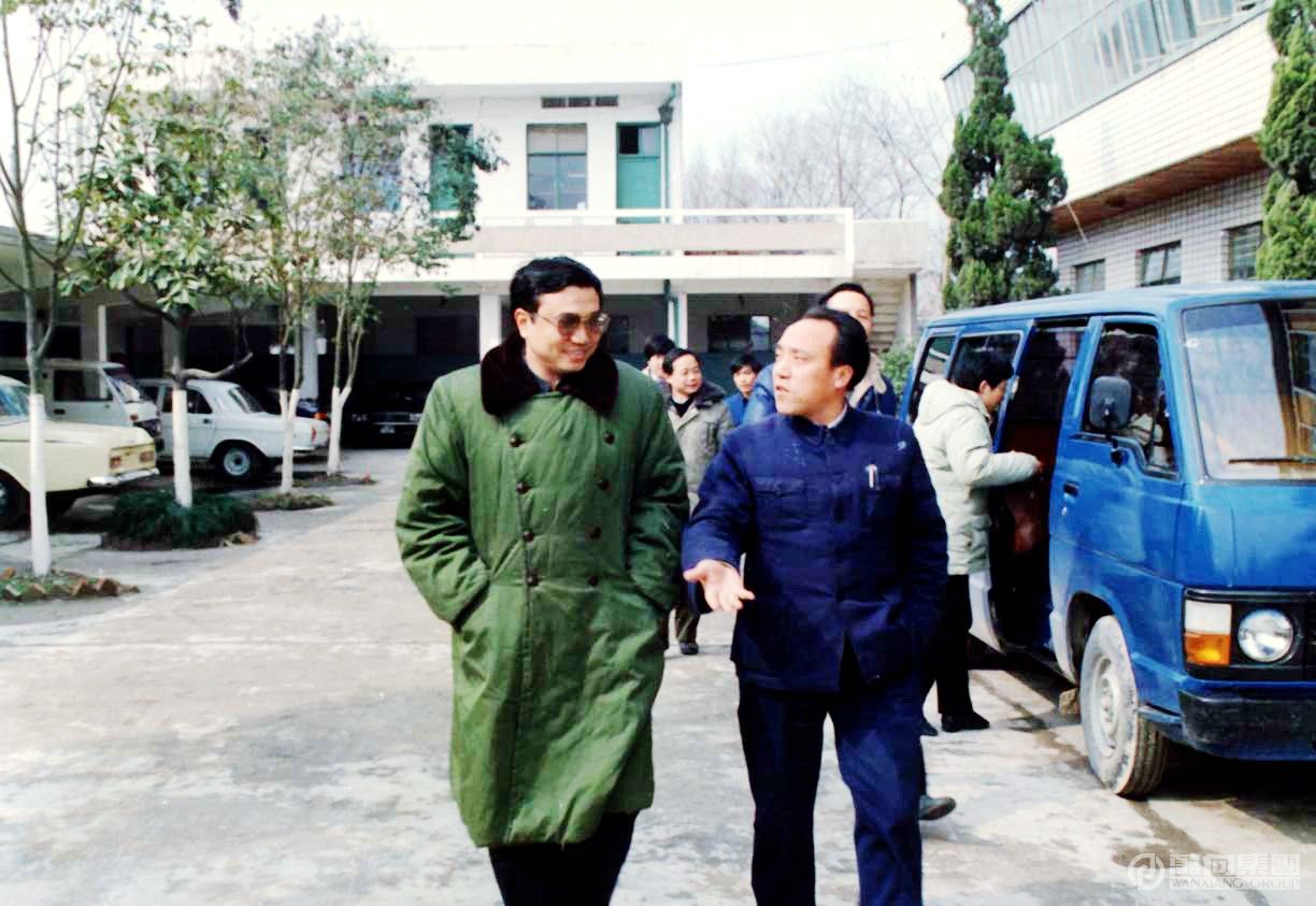 1988年1月31日， 團(tuán)中央書記處書記李克強(qiáng)到我廠視察，魯冠球陪同參觀生產(chǎn)車間。.jpg