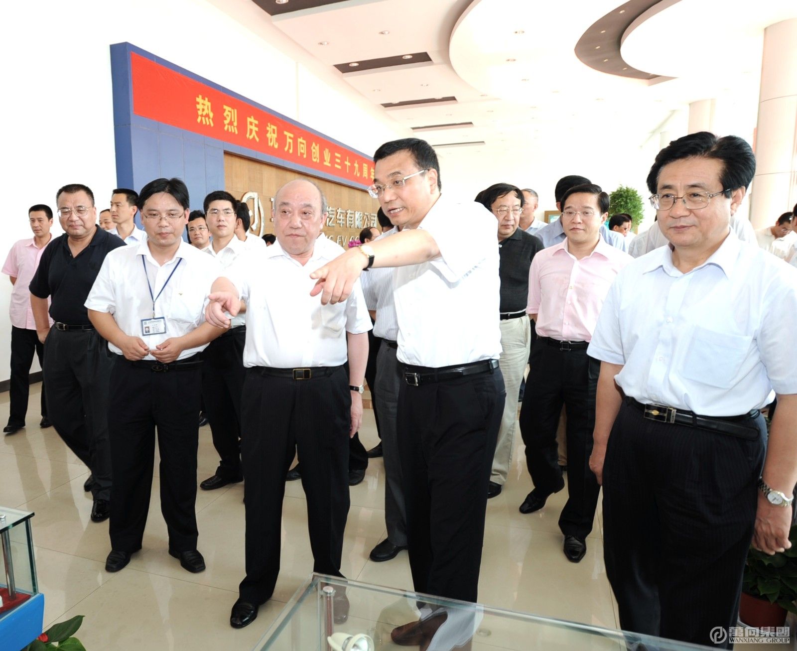 2008年7月7日，國(guó)務(wù)院副總理李克強(qiáng)視察萬(wàn)向電動(dòng)汽車。.JPG