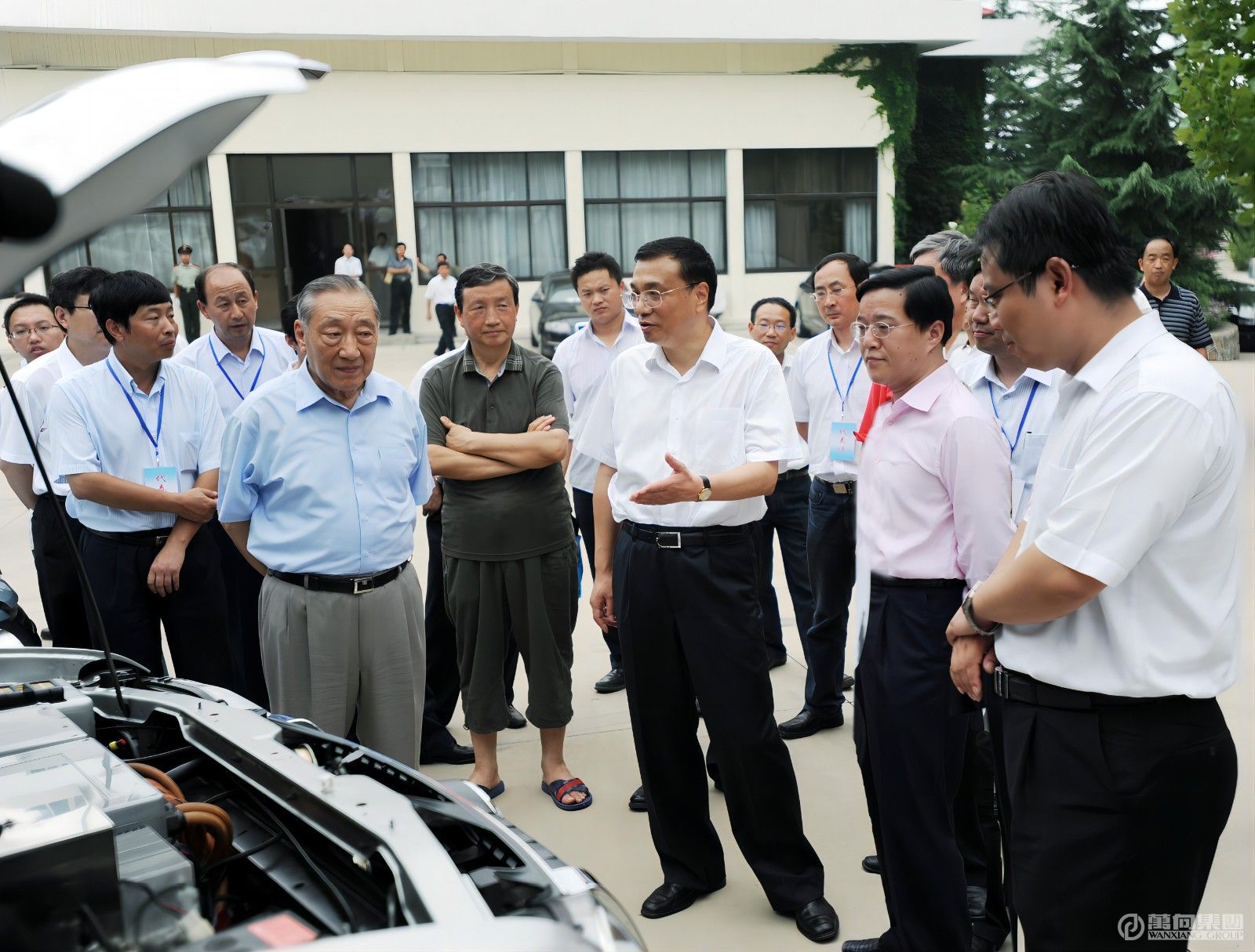 2009年8月5日，國(guó)務(wù)院副總理李克強(qiáng)等國(guó)家領(lǐng)導(dǎo)人在北戴河聽取萬(wàn)向電動(dòng)汽車匯報(bào)。(1).jpg