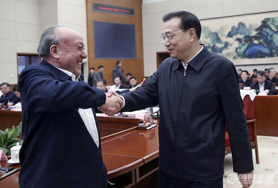 2016年1月25日，中央政治局常委，國(guó)務(wù)院總理李克強(qiáng)主持召開的專家學(xué)者和企業(yè)界人士座談會(huì)與魯冠球親切握手。.JPG