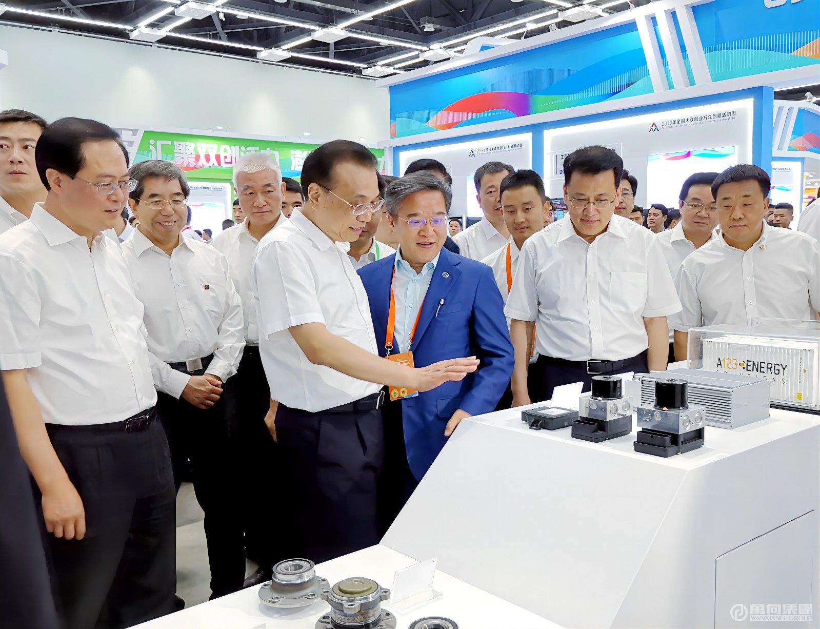 2019年6月13日，中央政治局常委，國(guó)務(wù)院總理李克強(qiáng)出席在杭州舉行的雙創(chuàng)周活動(dòng)時(shí)，在萬(wàn)向展臺(tái)聽取了魯偉鼎董事長(zhǎng)的介紹。(1).jpg